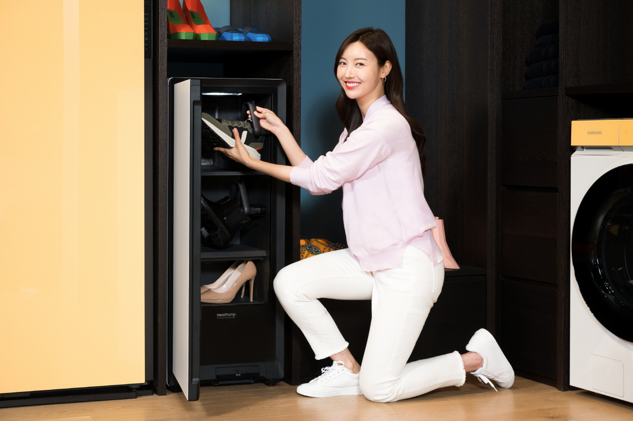 삼성전자 소속 모델이 27일 삼성디지털프라자 강남본점에서 탈취·건조·살균을 통해 신발을 최적의 상태로 관리해 주는 신발관리기 ‘비스포크 슈드레서’를 소개하고 있다. [삼성전자 제공]