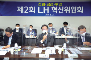 27일 개최된 제 2회 한국토지주택공사(LH) 혁신위원회에서 김준기 혁신위 위원장이 발언하는 모습. [LH 제공]