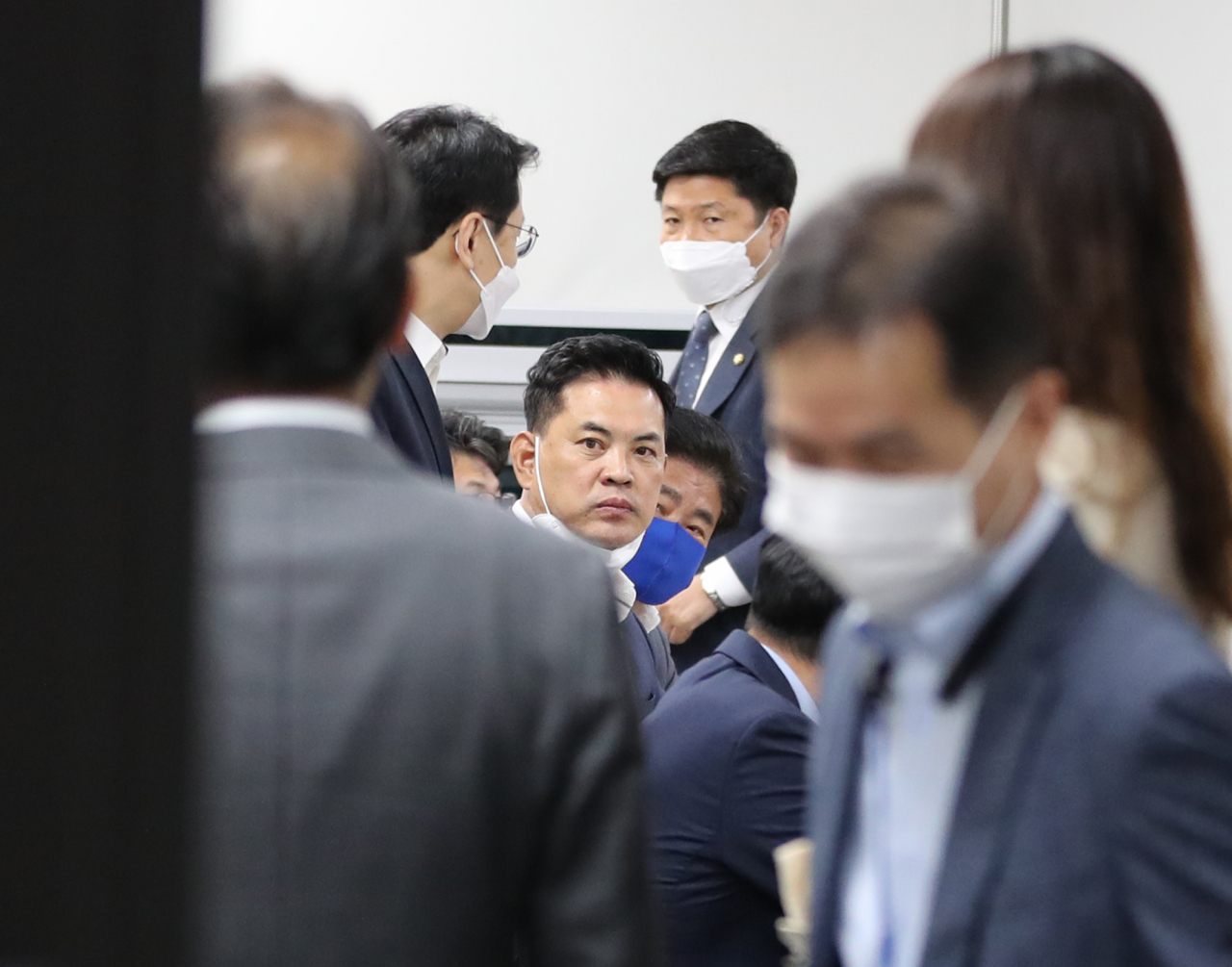 27일 오전 서울 여의도 국회 의원회관에서 국토교통위원회 더불어민주당 의원과 노형욱 국토교통부 장관 등 정부 관계자가 참석한 당정협의회가 열렸다. 이날 당정협의에서는 한국토지주택공사 혁신 방안을 담은 정부안에 대한 협의 및 세부 조율 등이 이뤄질 예정이다. [이상섭 기자]