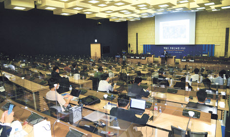 헤럴드 부동산포럼 2021 참석자들이 행사를 지켜보고 있다. 이날 행사는 거리두기 등 코로나 19 방역 수칙을 준수하며 엄격히 진행됐다. 박해묵 기자