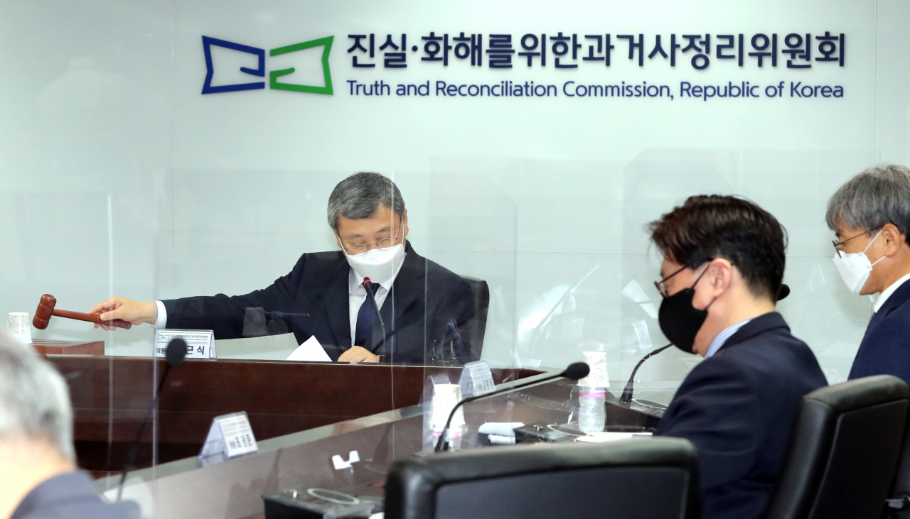 진실·화해를위한과거사정리위원회(진화위)의 정근식 위원장이 27일 서울 중구 진화위 대회의실에 열린 제8차 회의에서 안건을 처리하고 있다. 연합뉴스