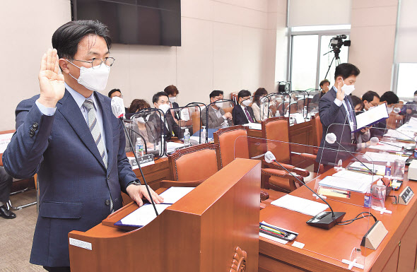 기획재정부가 여당과 손실보상법 타협점 찾기에 나섰다. 27일 정부와 정치권에 따르면 한 기재부 고위 관계자는 약 2개월 전부터 국회 기획재정위원회 소속 여당 중진 의원 등과 만나 손실보상법 관련 의견 교환을 나눴다. 사진은 25일 서울 여의도 국회 산업통상자원중소벤처기업위원회 전체회의에서 열린 손실보상법 관련 입법청문회에서 선서하고 있는 조주현 중소벤처기업부 소상공인정책실장(왼쪽)과 최상대 기획재정부 예산실장. [연합]