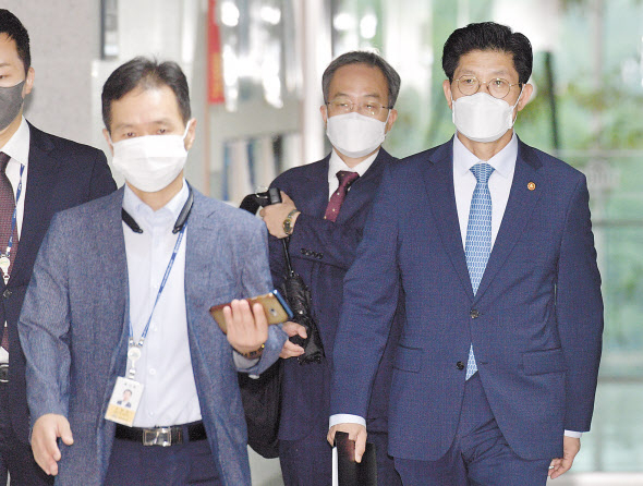 27일 오전 서울 여의도 국회 의원회관에서 국토교통위원회 더불어민주당 의원과 노형욱 국토교통부 장관(오른쪽) 등 정부 관계자가 참석한 당정협의회가 열렸다. 이날 당정협의에서는 정부의 한국토지주택공사(LH) 혁신안에 대한 협의 및 세부 조율 등이 이뤄졌다. [이상섭 기자]