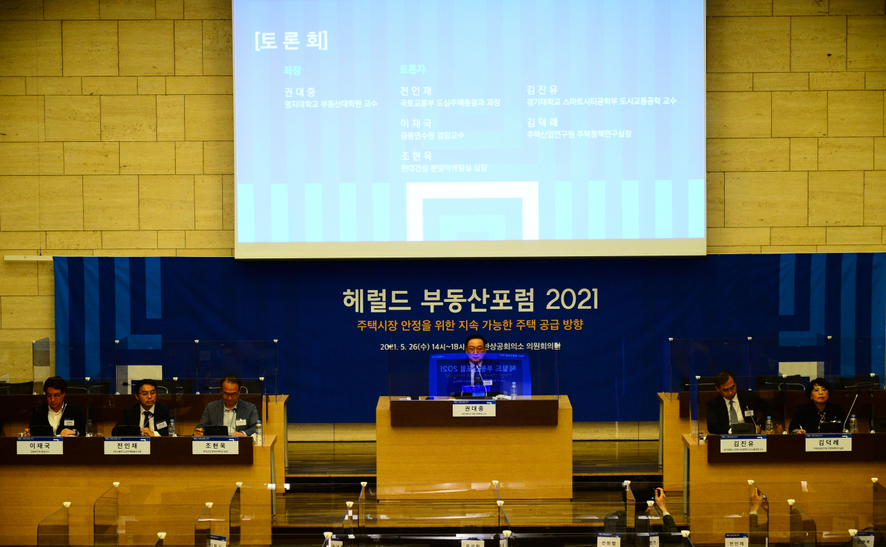 헤럴드부동산포럼 2021이 26일 오후 서울 중구 대한상공회의소에서 열린 가운데 권대중 명지대 부동산대학원 교수를 좌장으로 한 토론이 진행됐다. (사진 왼쪽부터) 이재국 금융연수원 겸임교수, 전인재 국토교통부 도심주택총괄과 과장, 조현욱 현대건설 분양마케팅실 실장, 권대중 명지대 부동산대학원 교수, 김진유 경기대학교 스마트시티공학부 도시교통공학 교수, 김덕례 주택산업연구원 연구실장 [사진=박해묵 기자]