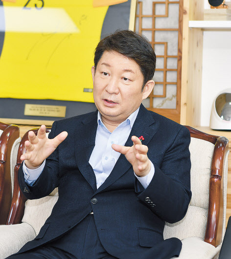 권영진 대구시장은 지난 20여년간 달빛내륙철도 건설사업 국가철도망구축계획(안) 미포함과 관련, “이제 이 사업은 대통령의 정책적 결단이 필요한 시점”이라고 말했다. [대구시 제공]