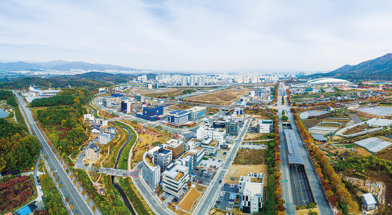최근 롯데몰 착공 소식 등으로 활기를 뛸 것으로 예상되는 대구 수성의료지구 전경. [대구경북경제자유구역청 제공]