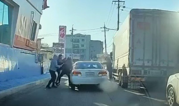 지난 2월 8일 경기 화성시의 한 도로에서 주행 중인 차량 앞을 가로막은 일당이 둔기로 차량을 부순 뒤 운전자와 동승자를 폭행하는 사건이 발생했다. [온라인 커뮤니티 영상 캡처]