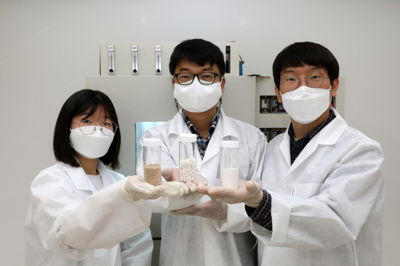 한국원자력연구원 연구진이 세가지 형태의 황-제올라이트 복합체를 들어보이고 있다.[한국원자력연구원 제공]