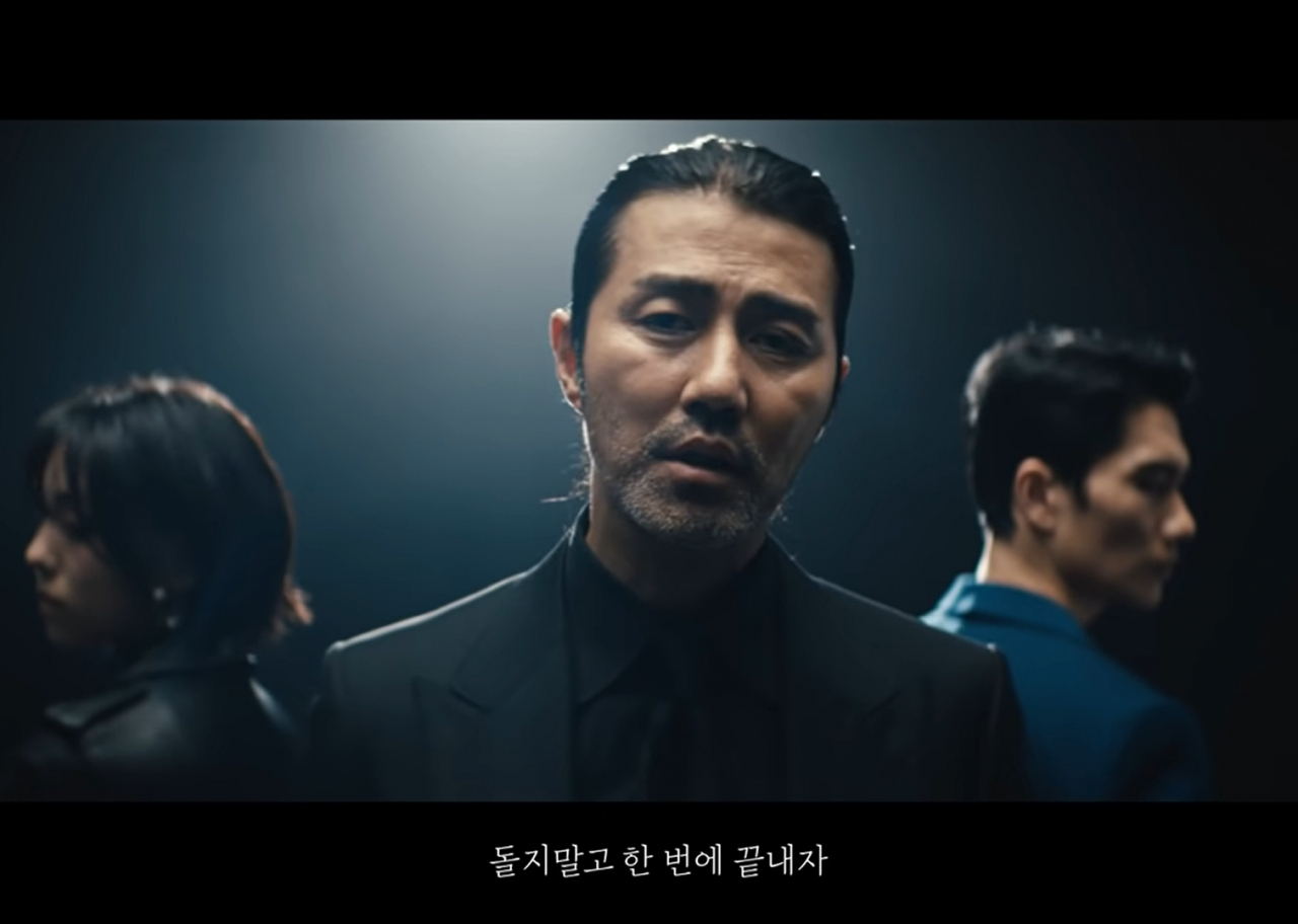 쿠팡이츠 배달기사는 한 번 배달할 때 한 집만 배달할 수 있기 때문에 한 시간 내에 처리할 수 있는 배달 건수는 숙련자라 할지라도 3, 4건에 그친다. 최근 쿠팡이츠가 내건 ‘성과별 리워드 제도’에 따라 보너스를 받으려면 비숙련자는 하루 8시간가량을 꼬박 도로 위에서 보내야 하는 셈이다. [쿠팡이츠 광고영상 캡처]