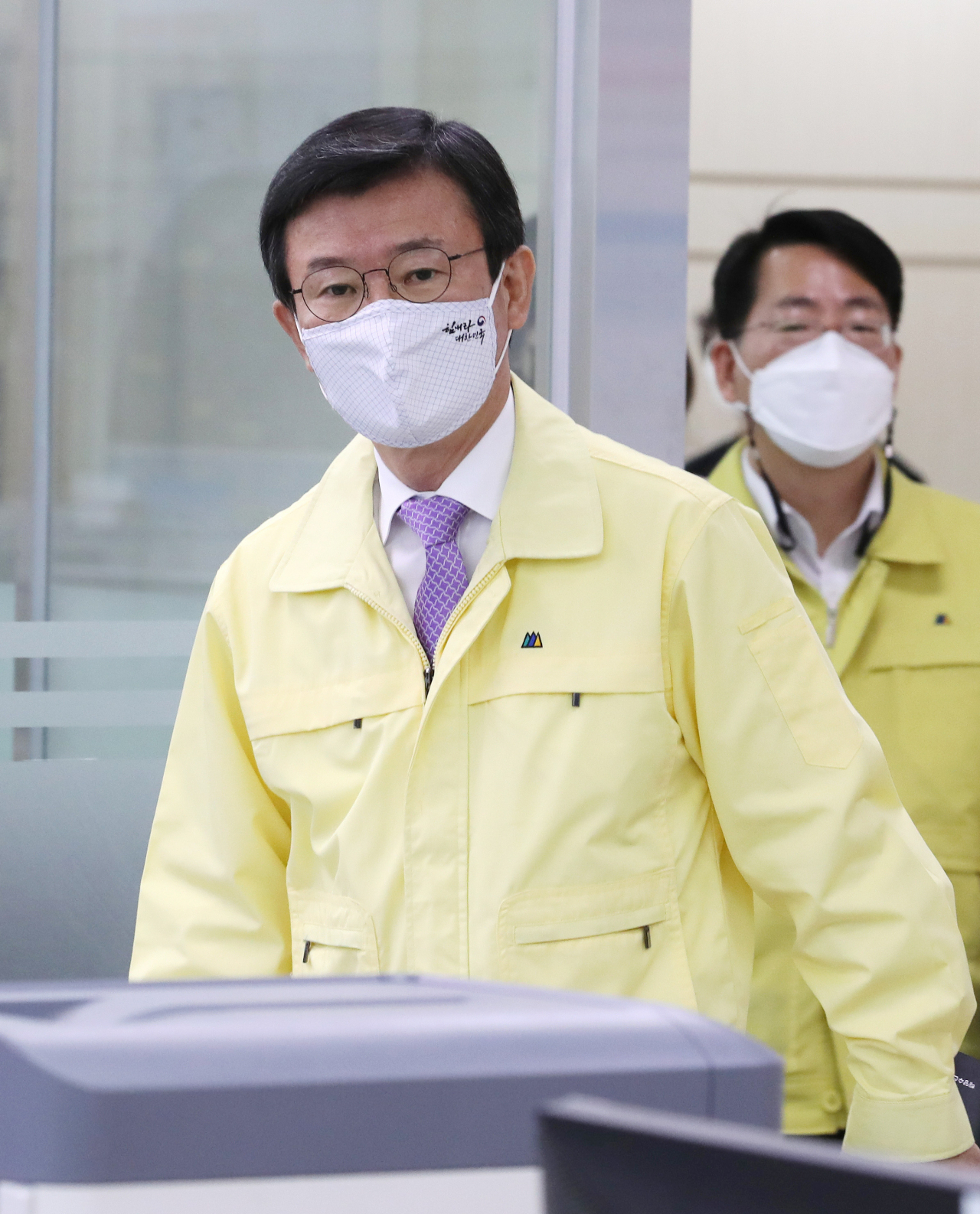 문성혁 해양수산부 장관이 21일 오후 세종시 정부세종청사 종합상황실에서 열린 한국인 선장 등 해적 피랍 사건과 관련한 긴급 상황 점검 회의에 참석하고 있다. 외교 당국과 해수부는 지난 19일 오후 6시 30분께 가나 수도 아크라 동쪽 해상에서 가나 선적 참치잡이 어선 애틀랜틱 프린세스호가 해적의 공격을 받았다. 이 선박에 타고 있던 한국인 선장을 포함해 중국인 3명, 러시아인 1명 등 선원 총 5명을 납치했다고 밝혔다. 연합뉴스