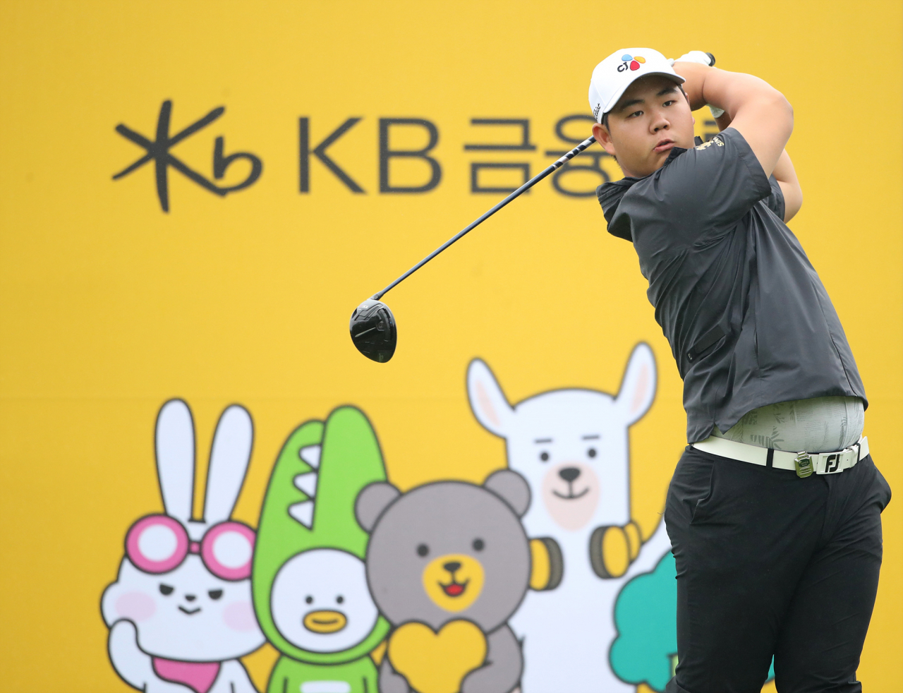 김주형이 27일 KB금융 리브챔피언십 1라운드에서 14번홀 티샷을 하고 있다. [KPGA 제공]