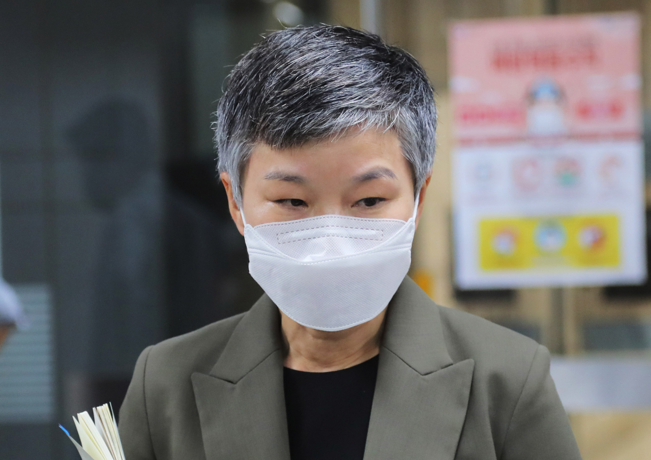동료 공무원을 성폭행한 혐의로 기소된 전직 서울시장 비서실 공무원 A씨가 1심에 이어 27일 열린 항소심에서도 징역 3년 6개월의 실형을 선고받았다. A씨는 지난해 4·15 총선 전날 만취한 피해자 B씨를 모텔로 데려가 성폭행해 외상후 스트레스 장애(PTSD)를 겪게 한 혐의로 기소됐다. 사진은 이날 피해자 B씨의 대리인인 김재련 변호사가 서울중앙지법에서 열린 항소심 뒤 법정을 나서며 취재진의 질문에 답하는 모습. [연합]