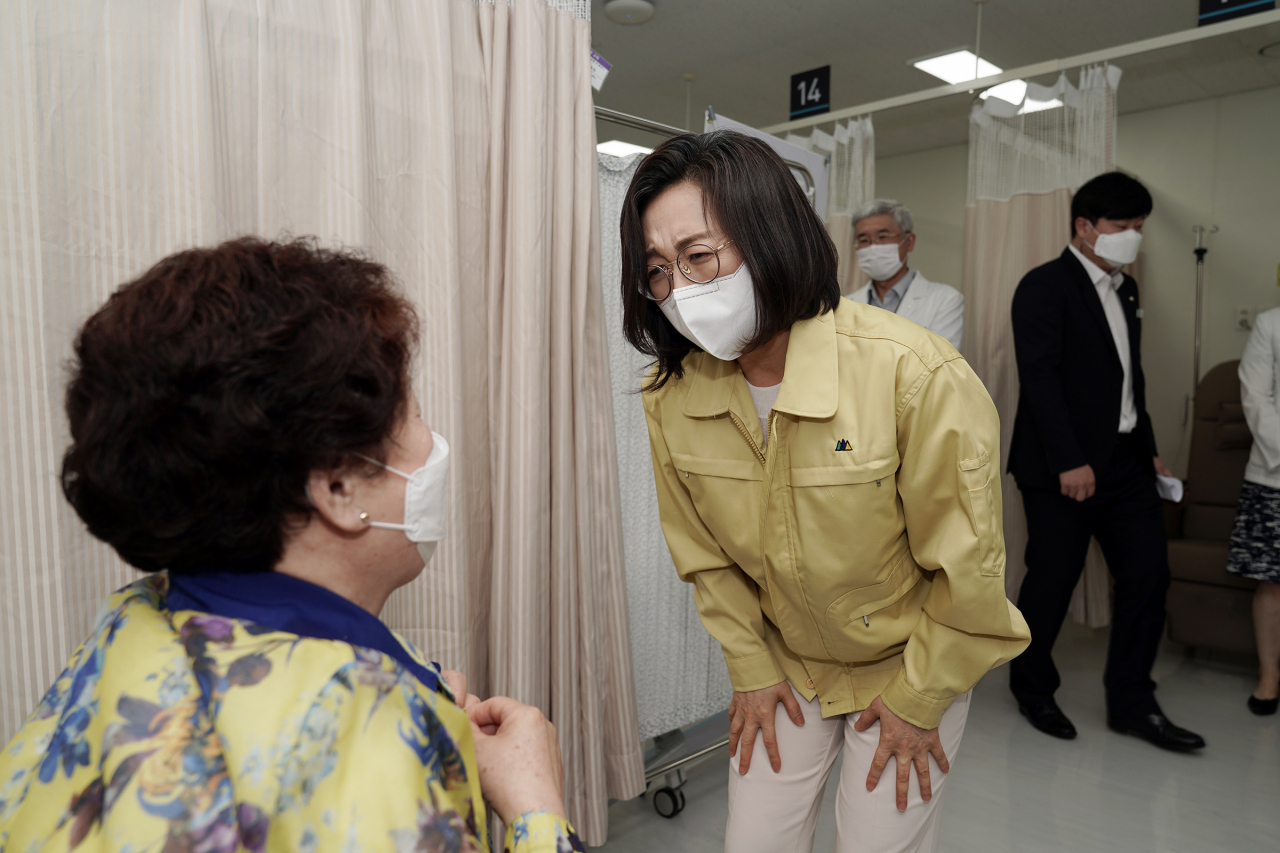 은수미 시장이 접종을 마친 어른신과 대화를 나누고있다.[성남시 제공]