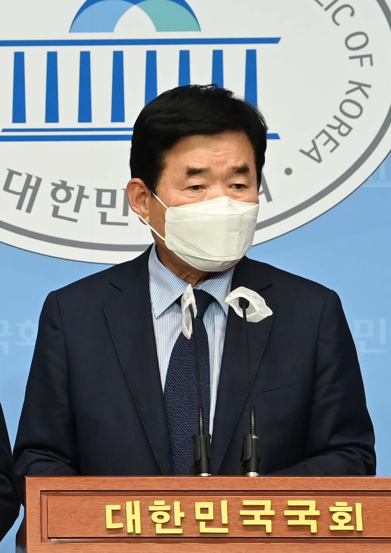 김진표 더불어민주당 부동산특위 김진표 위원장이 27일 서울 여의도 국회 소통관에서 주택 공급·금융·세제 개선안을 발표하고 있다. [사진=이상섭 기자/babtong@heraldcorp.com]
