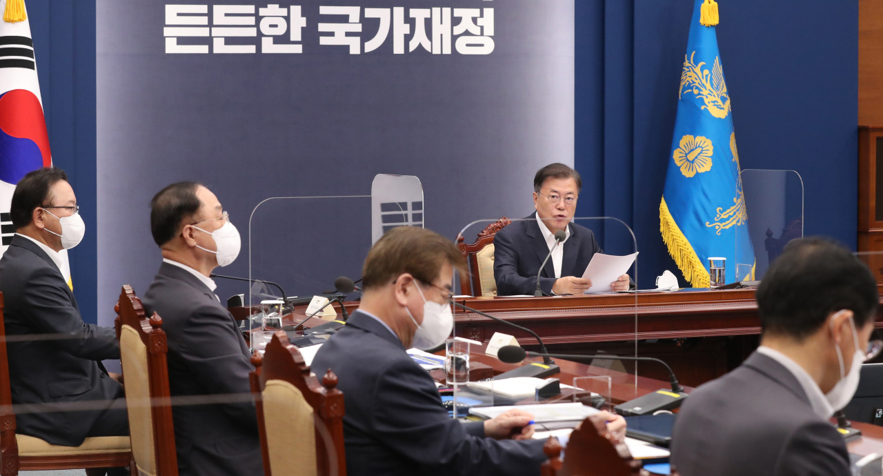 문재인 대통령이 27일 오후 청와대에서 열린 국가재정전략회의에 참석, 발언하고 있다. 왼쪽부터 김부겸 총리, 홍남기 경제부총리 겸 기획재정부 장관, 서훈 국가안보실장, 이호승 정책실장. [연합]