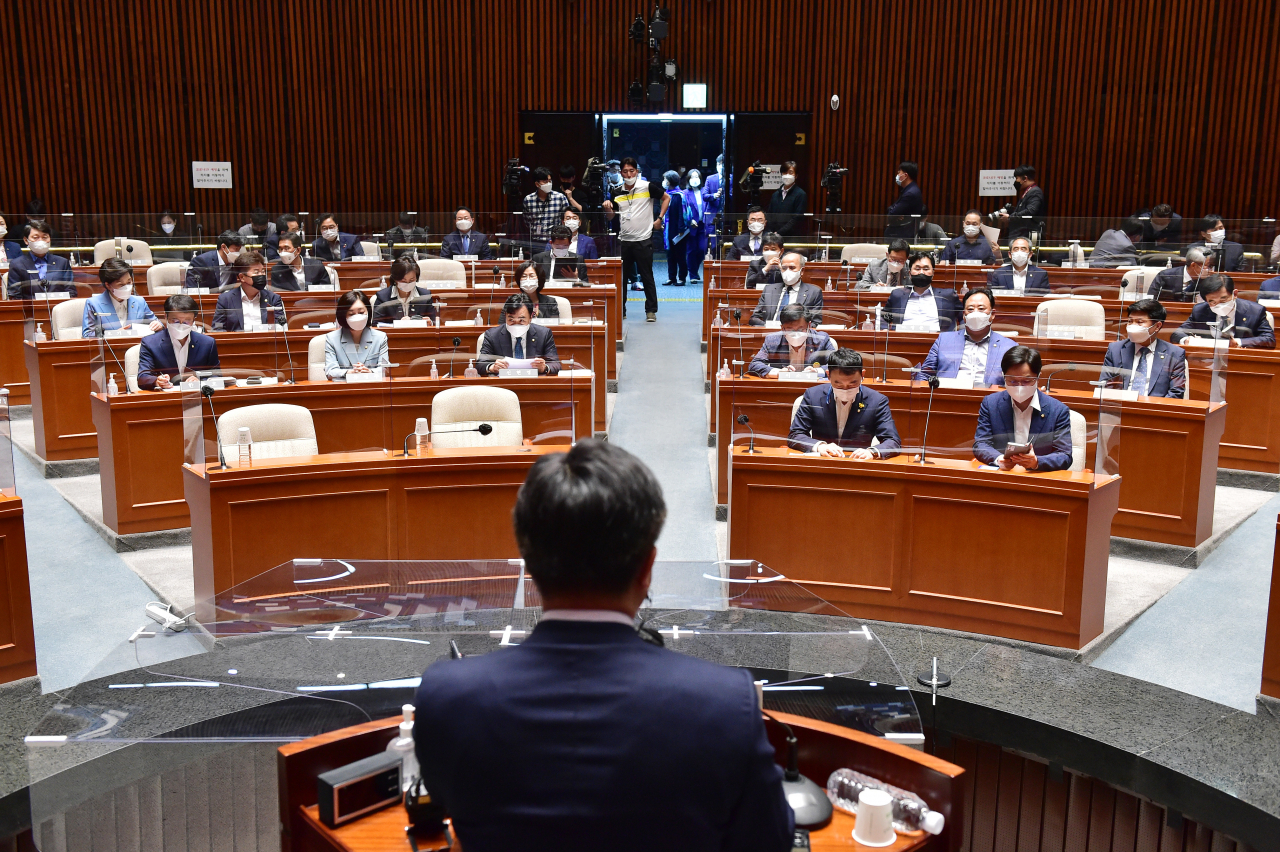 27일 오전 국회에서 열린 더불어민주당 부동산 관련 정책의원총회에서 의원들이 윤호중 원내대표 발언을 듣고 있다. 이상섭 기자