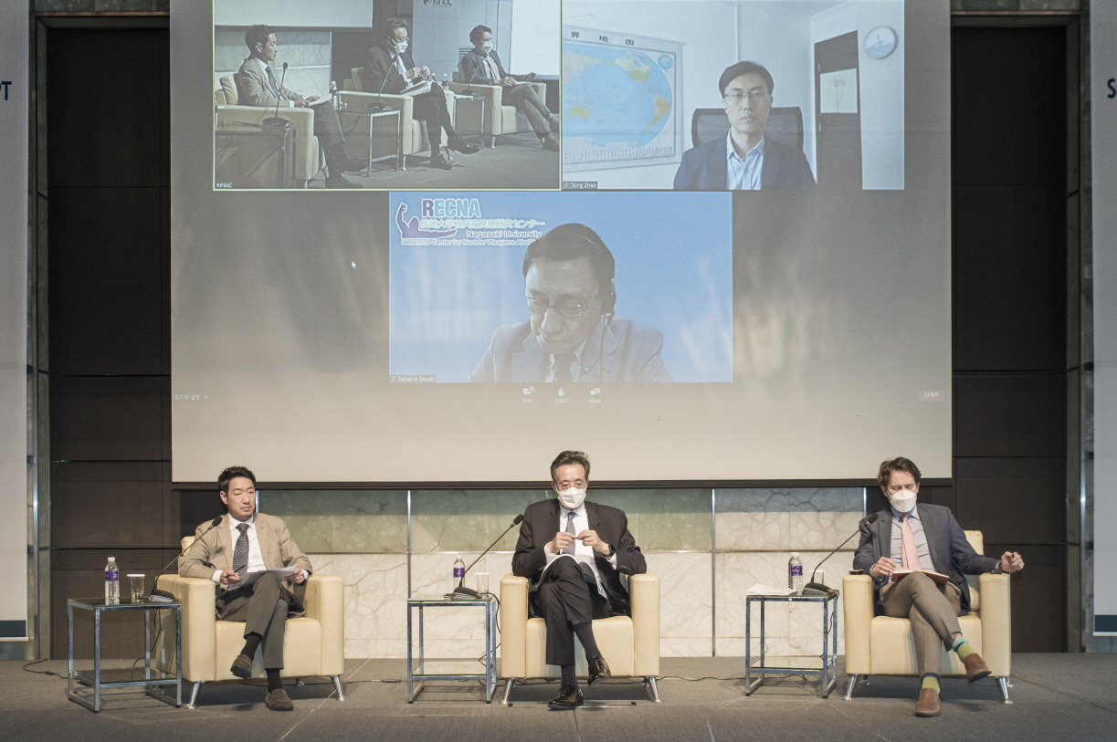 NPT 50주년 기념 심포지엄 주제발표자들이 핵비확산조약과 동아시아 안보환경에 대해 논의하고 있다.[한국원자력통제기술원 제공]