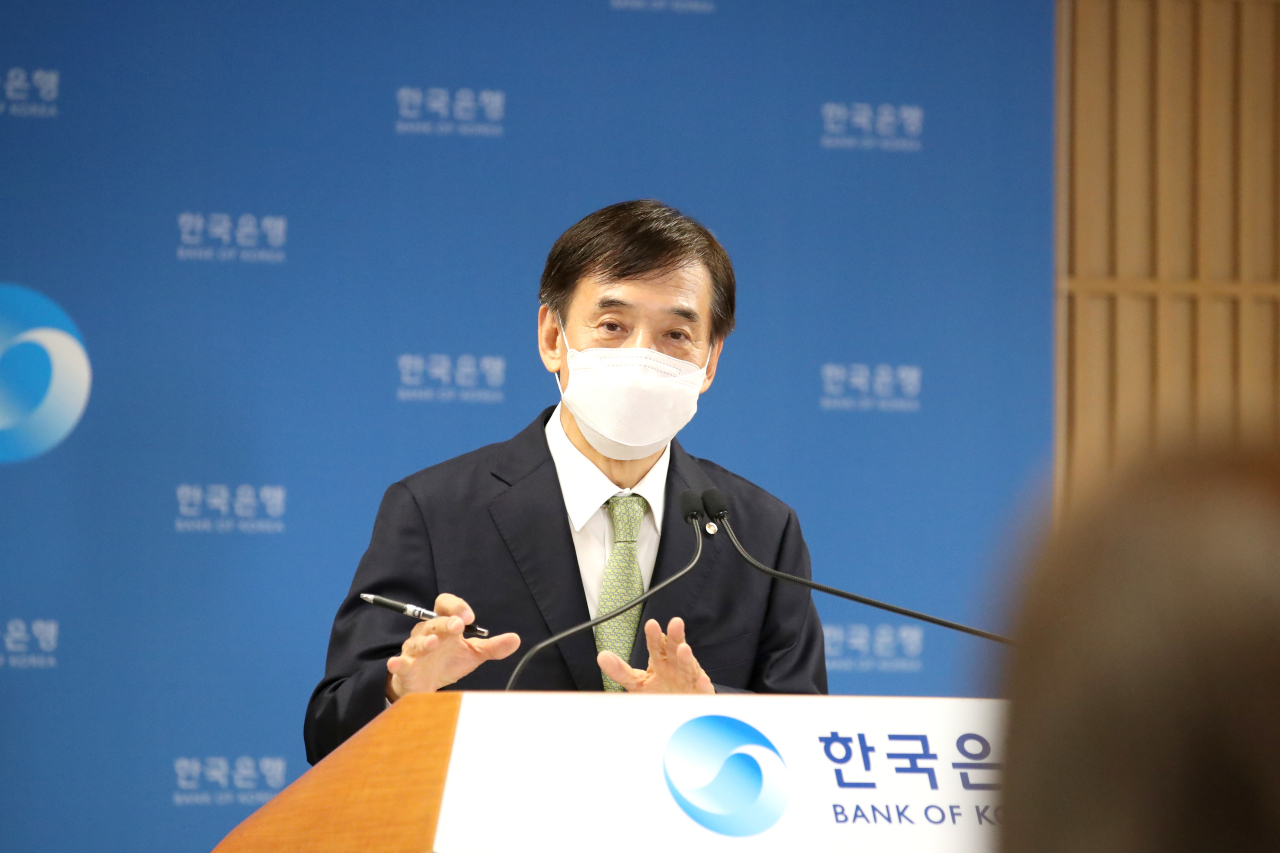 BOK Gov. Lee Ju-yeol speaks at a briefing tied to the monetary policy meeting held Thursday at the central bank headquarters in Seoul. (Bank of Korea)