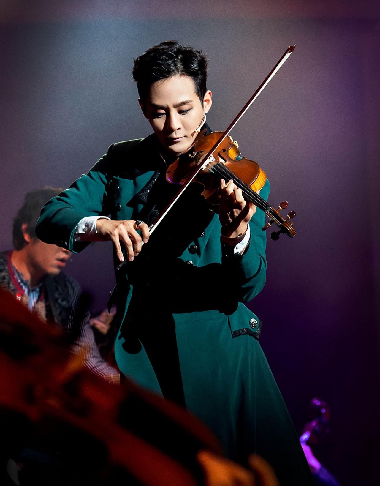 예고 시절 바이올린을 전공한 이충주는 자신이 학창시절 사용하던 바이올린을 들고 무대에 올라 연주까지 직접 선보인다. [쇼노트 제공]
