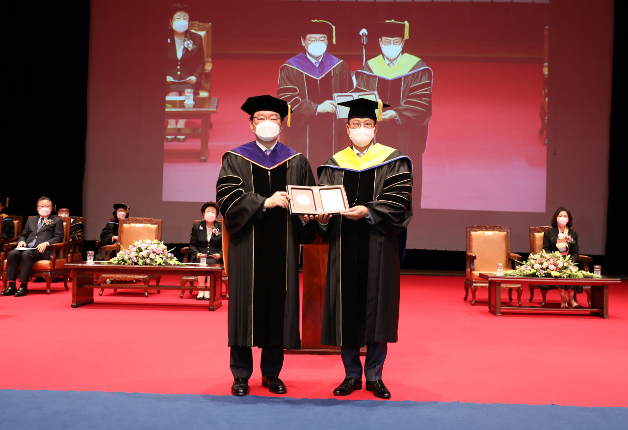 동서대에서 개최된 명예박사 학위수여식. 사진 좌측 장제국 동서대 총장, 우측 문주현 엠디엠그룹 회장 [동서대 제공]