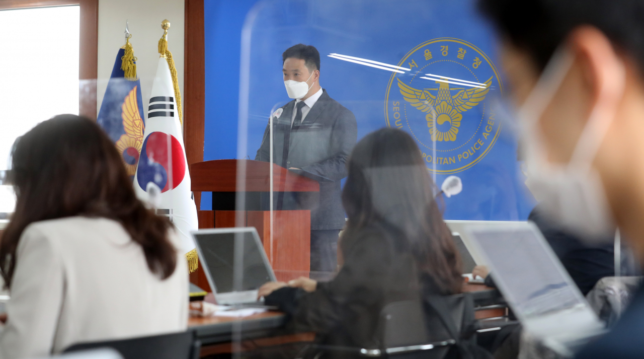 한원횡 서울경찰청 형사과장이 27일 오후 서울 종로구 서울경찰청 제2서경마루에서 한강 대학생 사망 사건 중간 수사 결과 발표를 하고 있다. [연합]