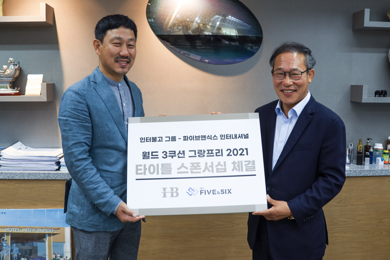 김삼남(오른쪽) 인터불고 회장과 오성규 파이브앤식스 대표가 스폰서십 문구가 적힌 패널을 나란히 들어보이며 웃고 있다. [파이브앤식스 제공]
