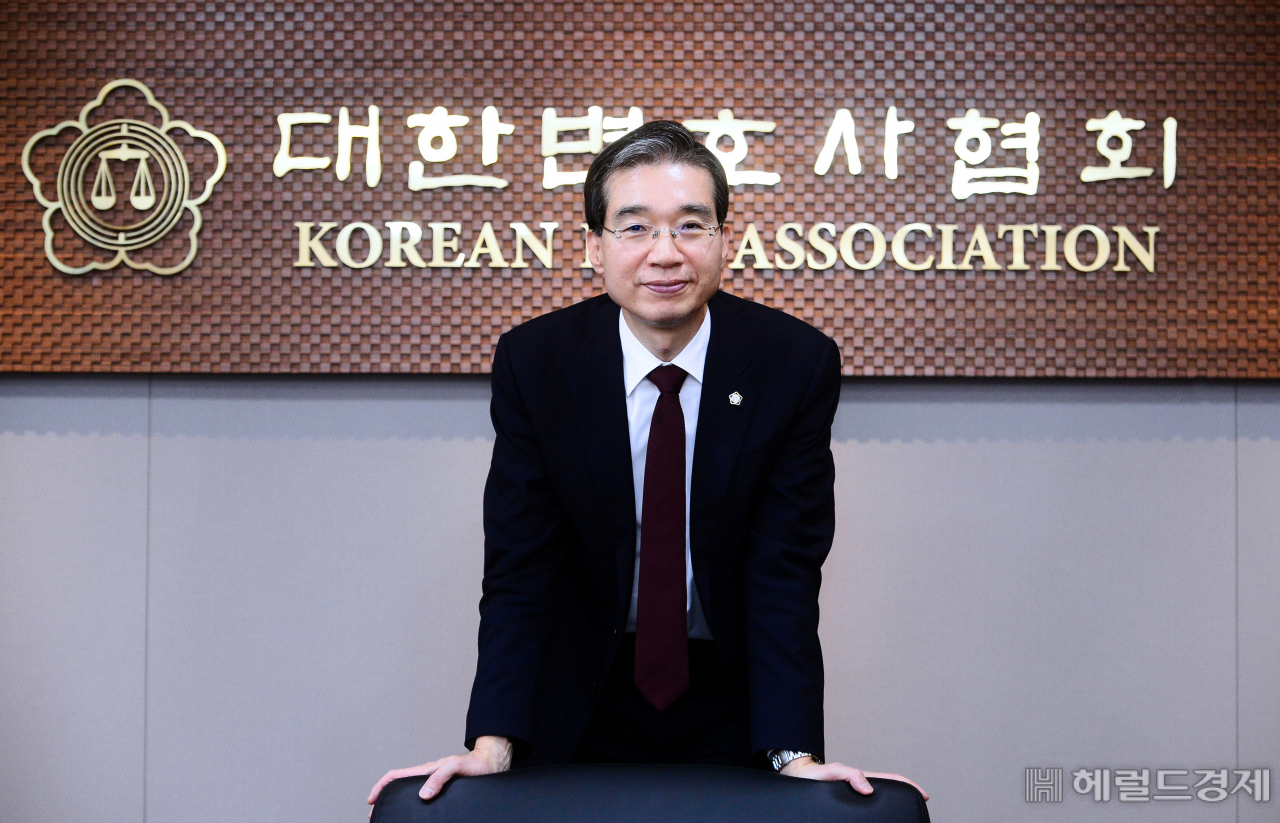 이종엽 대한변협회장은 지난 1월 2년간의 임기를 시작했다. 잠깐의 검사 생활을 거쳐 인천 지역에서 변호사로 활동했고, 청년 변호사들의 지지를 받으며 대한변협 회장에 당선했다. [박해묵 기자]