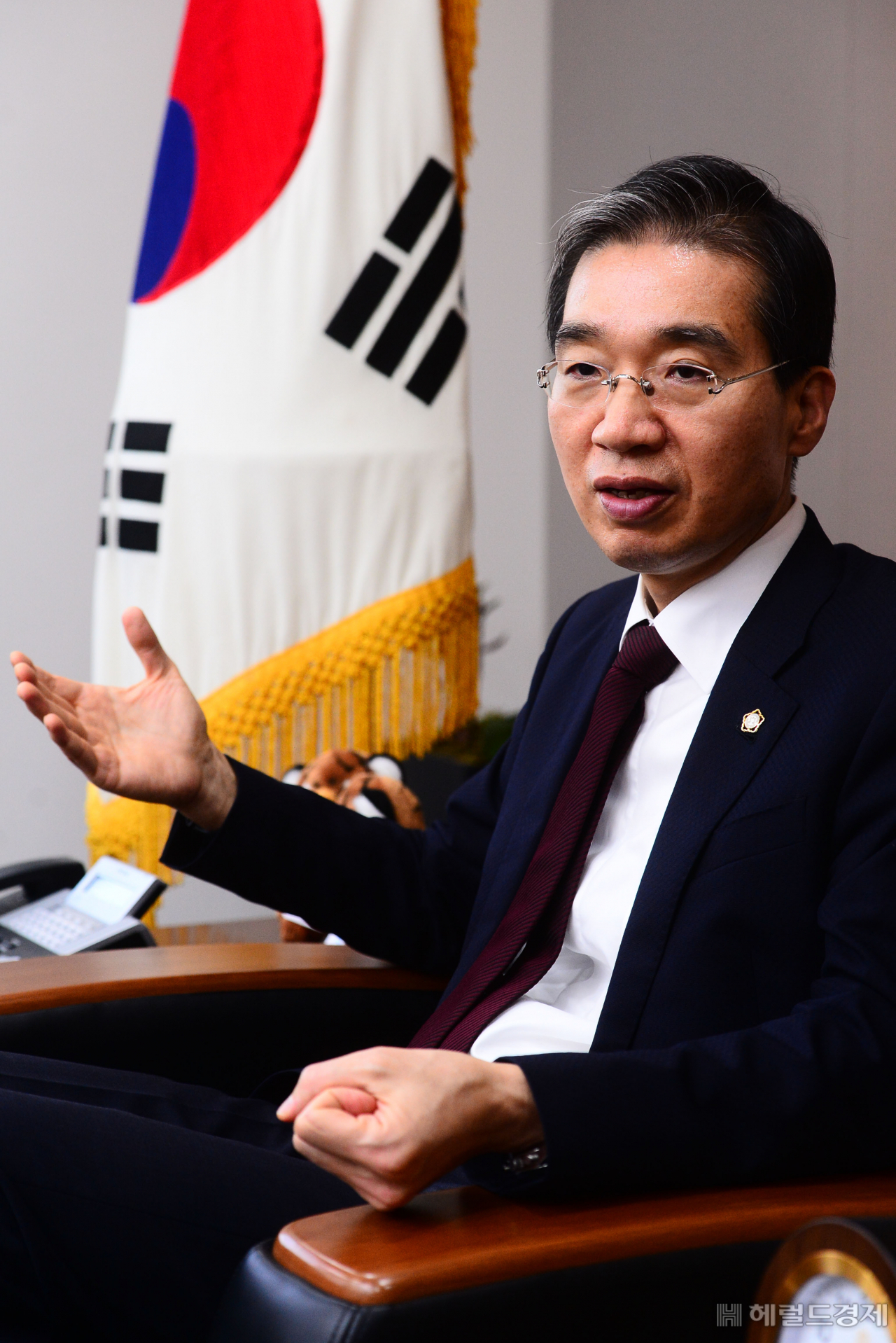 이 협회장은 적정 변호사 배출 수를 연간 1000명 정도로 제한해야 한다고 주장한다. [박해묵 기자]