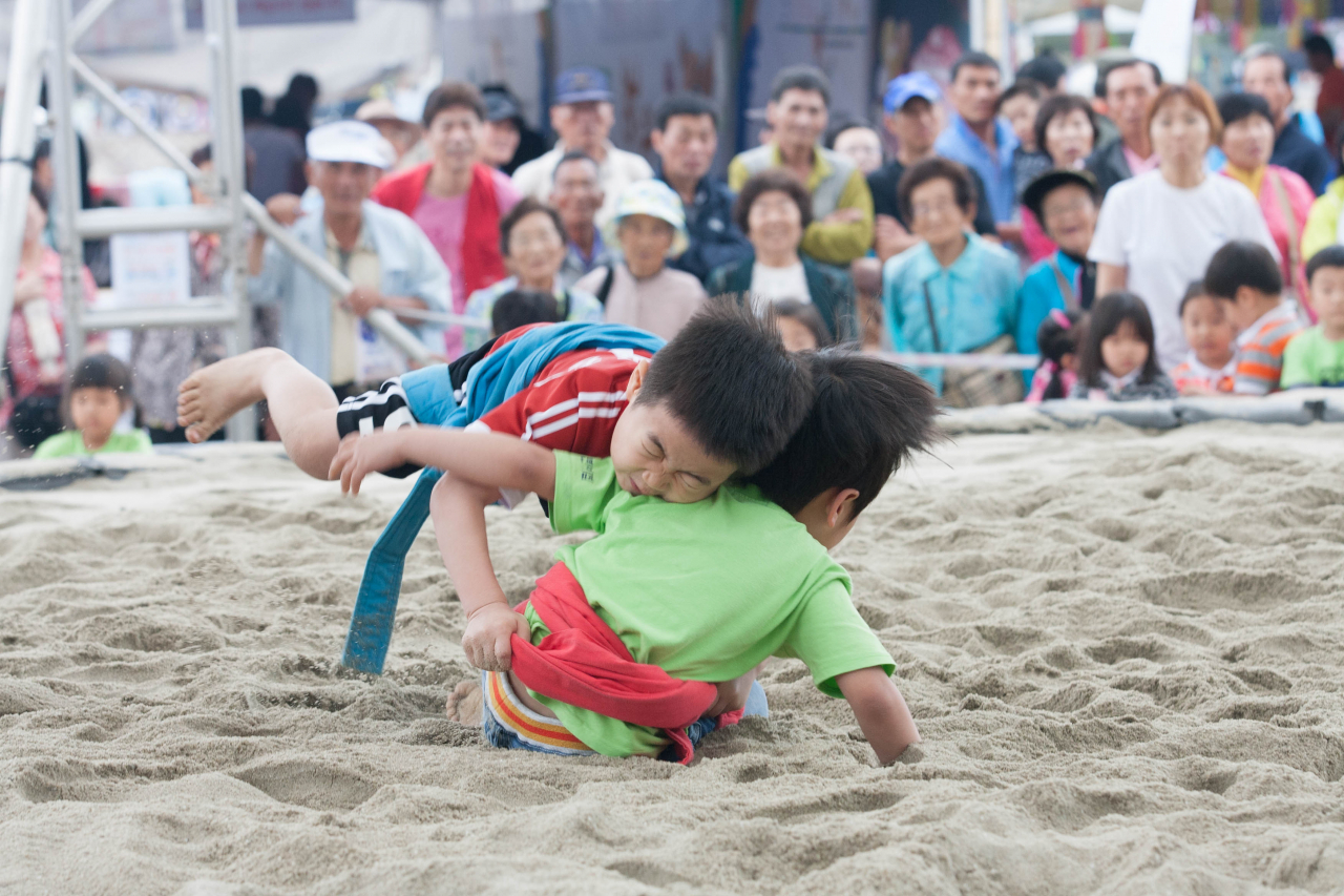 단오의 참뜻을 제대로 알지 못하는 어린이도 단오날 씨름때 기를 쓰고 이기려한다. [강릉단오제]