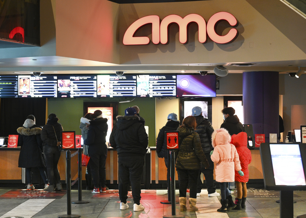 게임스톱 사태를 촉발시켰던 개미 투자자들이 이번에는 미 극장주 AMC 주가 폭등을 주도하고 있는 것으로 나타났다. 사진은 극장체인 AMC의 한 영화관 전경.[AP]