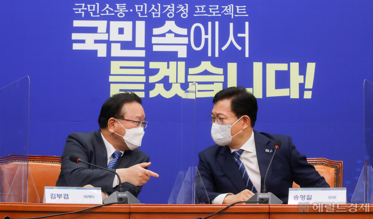 [헤럴드경제=이상섭 기자] 김부겸 국무총리, 송영길 더불어민주당 대표가 지난 28일 오전 서울 여의도 국회에서 열린 고위당정협의회에서 대화를 나누고 있다. babtong@heraldcorp.com