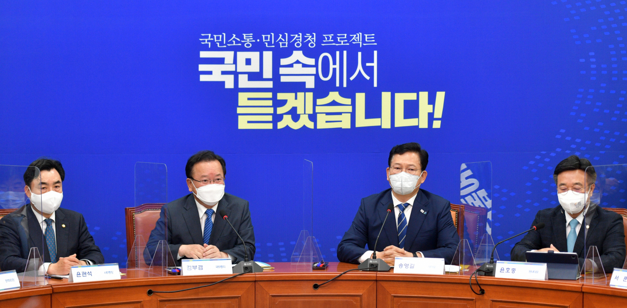 김부겸 국무총리가 28일 서울 여의도 국회에서 열린 당정청협의회에서 발언하고 있다. 왼쪽부터 더불어민주당 윤관석 사무총장, 김부겸, 송영길 대표, 윤호중 원내대표. 연합뉴스