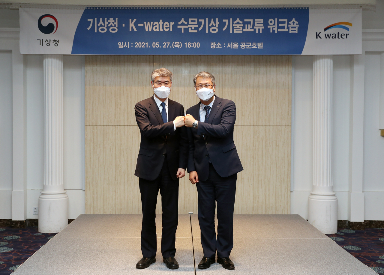 박재현 한국수자원공사 사장(오른쪽)과 박광석 기상청장(왼쪽)이 27일 서울 공군호텔에서 기상과 물관리 분야의 상호 기술협력 강화를 위한 ’기상청·K-water 수문기상 기술 워크숍’을 개최 후 기념촬영을 하고 있다. [한국수자원공사 제공]