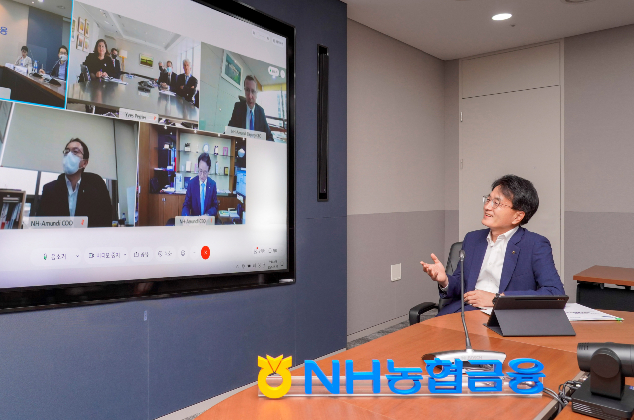 농협금융지주는 27일 프랑스아문디i社와 CEO 화상회의를 진행했다. 이날 회의에는 손병환 농협금융 회장과 발레리 보드송(Valerie Baudson) 아문디 신임회장 및 양사 관계자들 참여했다. [농협금융지주 제공]