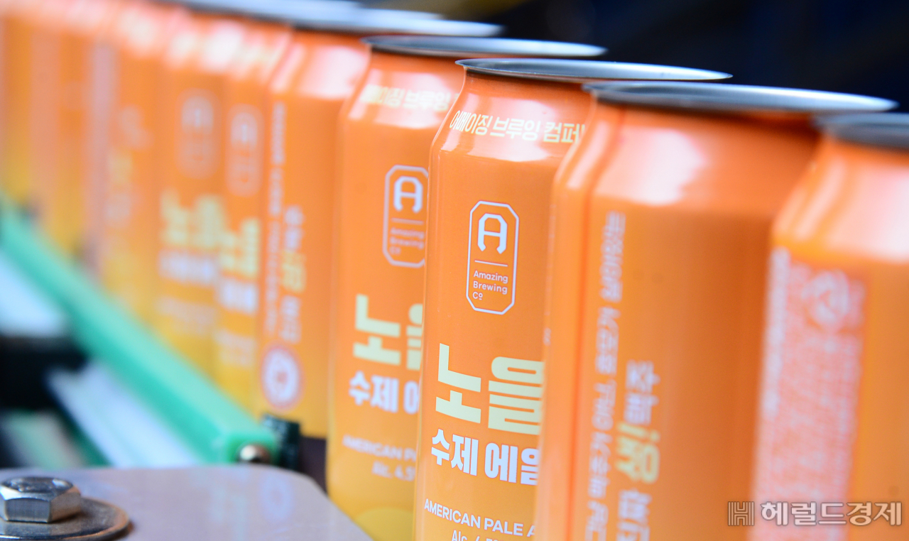 생산량이 판매량을 쫓아가지 못할 정도로 귀하신 몸이 된 수제맥주의 인기는 종량세가 밀고 MZ세대가 이끈 것으로 분석된다. 사진은 경기도 이천의 어메이징브루잉 공장 모습. [이상섭 기자]