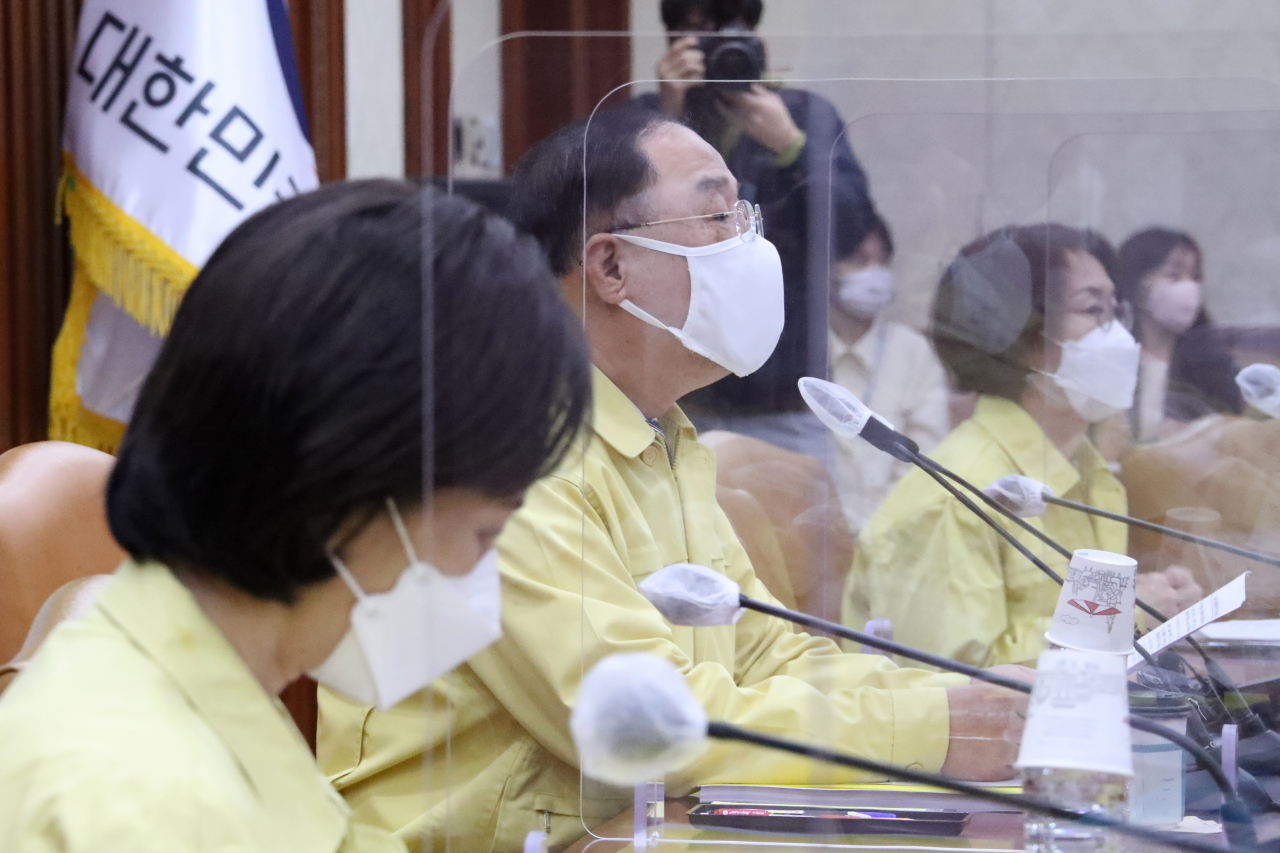 홍남기 경제부총리 겸 기획재정부 장관이 28일 정부서울청사에서 열린 제36차 비상경제 중앙대책본부 회의를 주재하고 있다. 홍 부총리는 “일자리 보강을 위해 7월부터 청년을 정규직으로 신규 채용시 ‘청년채용특별장려금’을 지급한다”고 밝혔다. 국내 자동차 판매확대 등 내수지원을 위해 승용차 개별소비세 인하는 6개월 연장한다. [연합]