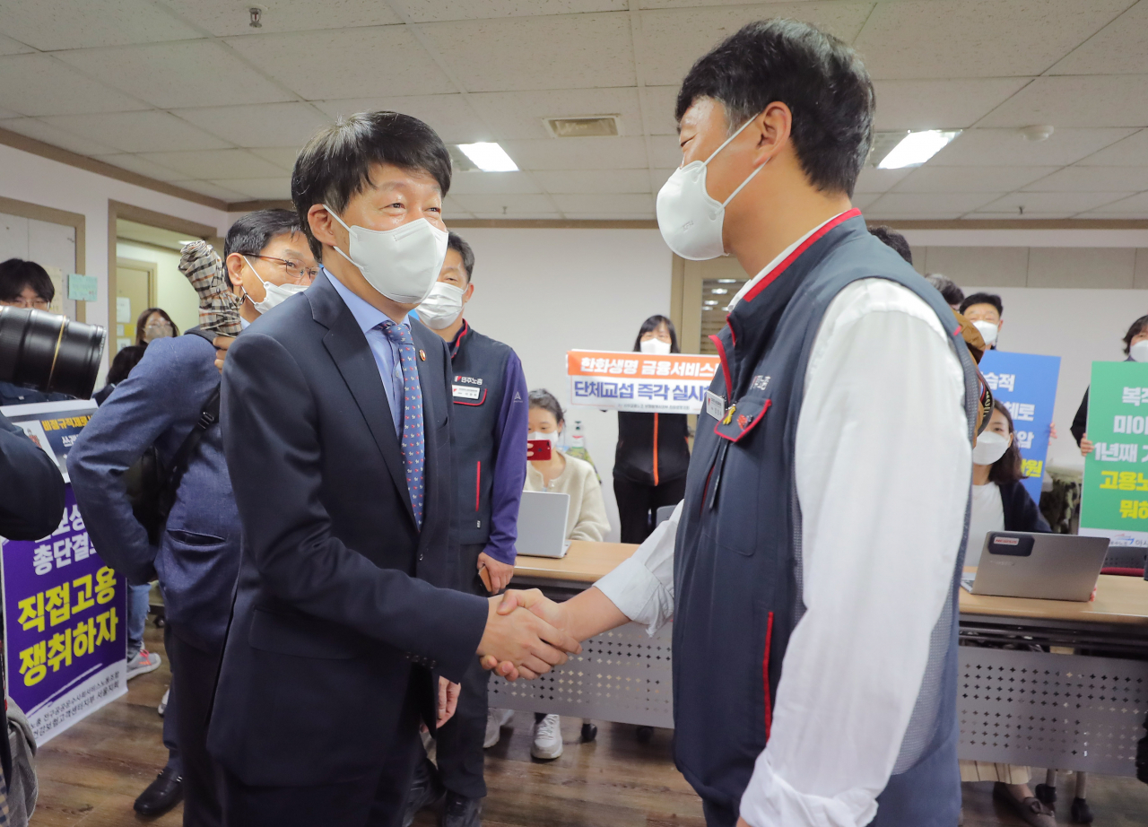 안경덕(왼쪽) 고용노동부 장관이 28일 오전 서울 중구 민주노총을 찾아 양경수 위원장과 면담하기에 앞서 악수하고 있다. [연합]