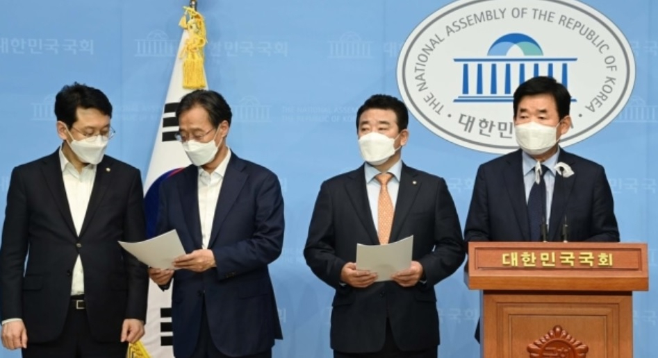 김진표 더불어민주당 부동산특위 위원장(맨 오른쪽)이 지난 27일 서울 여의도 국회 소통관에서 주택 공급·금융·세제 개선안을 발표하고 있다.[연합]