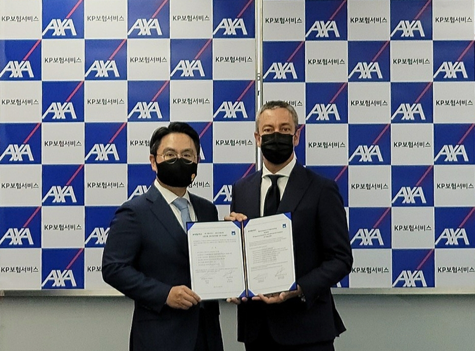 KP보험서비스 김영웅(왼쪽) 대표이사와 AXA손해보험 질 프로마조(오른쪽) 대표이사가 27일 서울 용산구 소재 악사손보 본사에서 MOU를 체결한 후 기념촬영을 하고 있다. [AXA손보 제공]