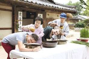 팬데믹 이전 민속박물관의 내외국인 창포 머리감기 체험행사.