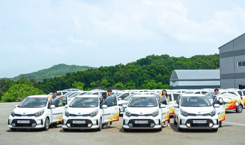 차량 나눔 사업에 선정된 사회복지기관 관계자들이 단체 사진을 찍고 있다. [한국타이어 제공]