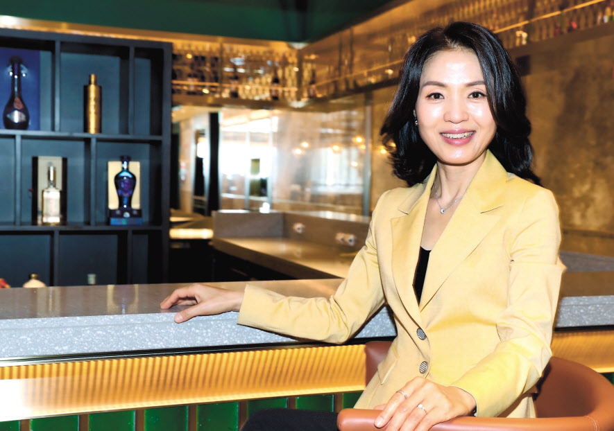 배현미 시그니엘부산 총지배인은 롯데호텔 내에서도 늘 ‘최초’의 타이틀을 달고 다닌다. 남다른 근성덕에 견고하다는 유리천장을 깰 수 있었다는 배 총지배인은 후배들에게 “일의 성취를 통해 자신의 역량을 회사에 보여주되 부족한 부분은 당당하게 요구할 필요도 있다”고 조언한다. [시그니엘 부산 제공]