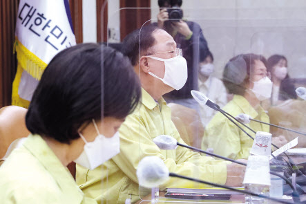 홍남기 부총리 겸 기획재정부 장관이 28일 서울 광화문 정부서울청사에서 제36차 비상경제 중앙대책본부회의를 주재하고 있다. 홍 부총리는 이 자리에서 내수 확대를 위해 자동차 개별소비세 인하 조치를 연말까지 6개월 연장하고, 7월부터 청년을 신규 채용하는 경우 월 75만원의 청년채용 특별장려금을 지급한다고 밝혔다. [기획재정부 제공]