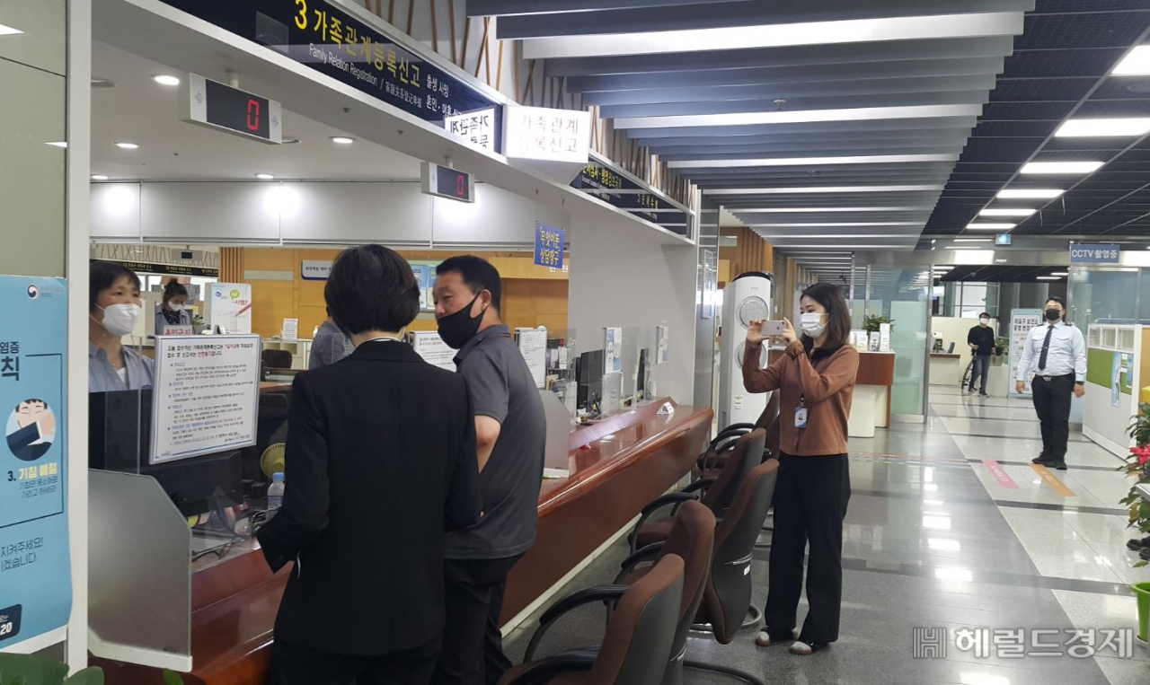 폭언 민원인 발생을 가정한 민원실 모의훈련. [마포구 제공]