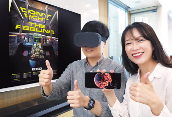 LG유플러스 관계자들이 다음달 공개되는 아이돌그룹 엑소(EXO)의 VR 온라인 전시관을 소개하고 있다. [LG유플러스 제공]