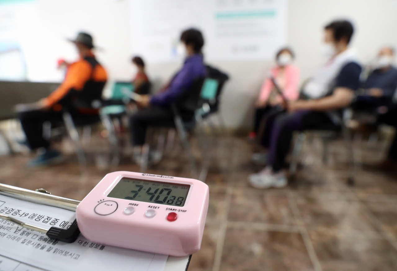 만 65세&sim;74세 일반인을 대상으로 하는 백신 접종 첫날인 지난 27일 오후 울산시 남구 울산병원에서 시민들이 아스트라제네카 백신 접종을 한 후 이상 반응 모니터링을 위해 대기하고 있다. [연합]