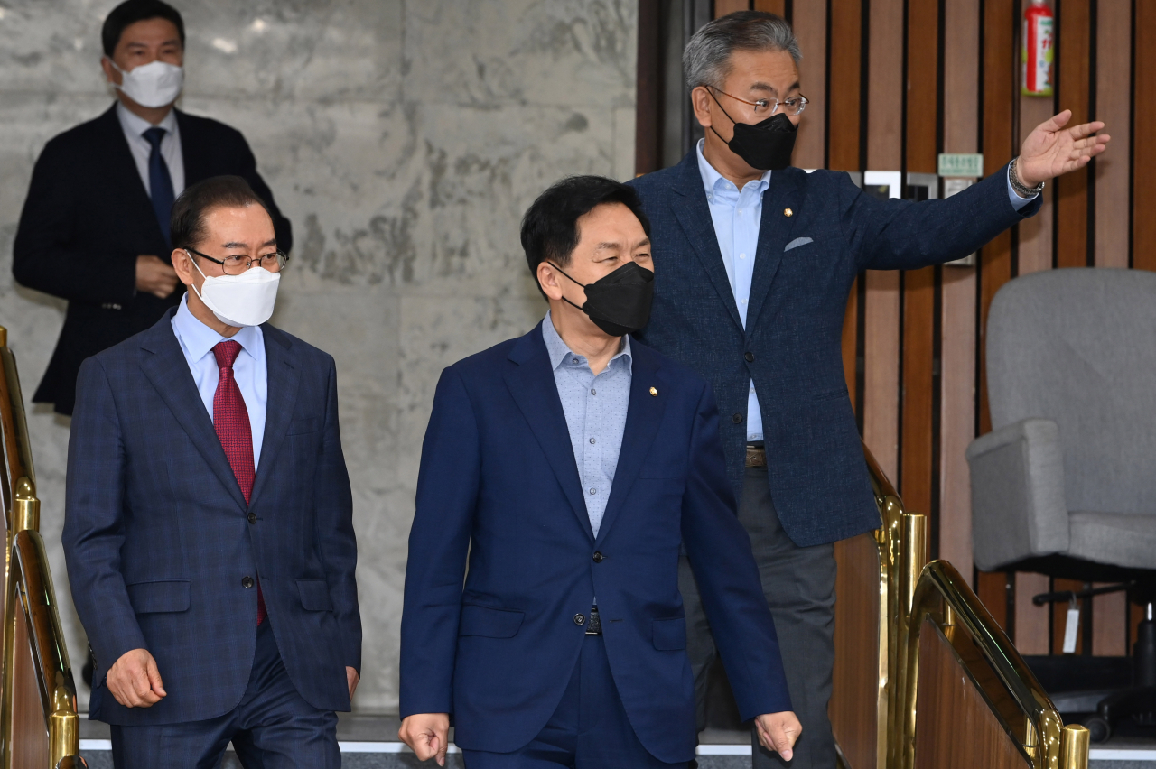 김기현 국민의힘 대표 권한대행 겸 원내대표가 28일 서울 여의도 국회에서 열린 원내대책회의에 입장하고 있다. [연합]