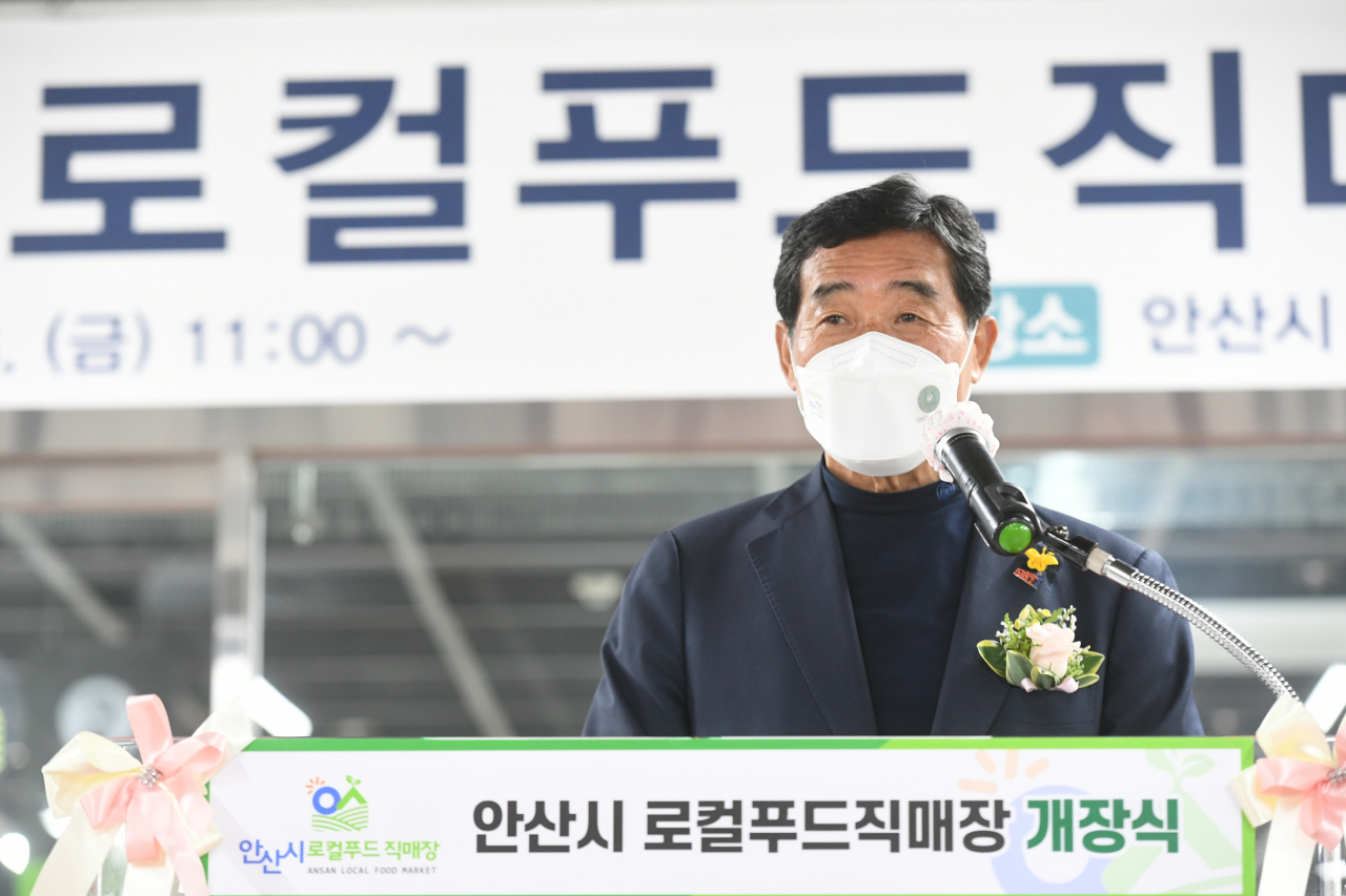로컬푸트 개장식에 참석한 윤화섭 안산시장.[안산시 제공]