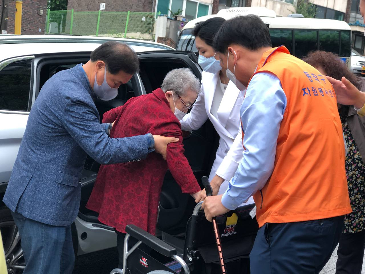 대선 출마를 공식화한 이광재 더불어민주당 의원이 28일 오전 서울 동작구 코로나19 예방접종센터에서 접종을 위해 방문한 어르신들을 위해 봉사활동을 하고 있다. [이광재 의원실 제공]