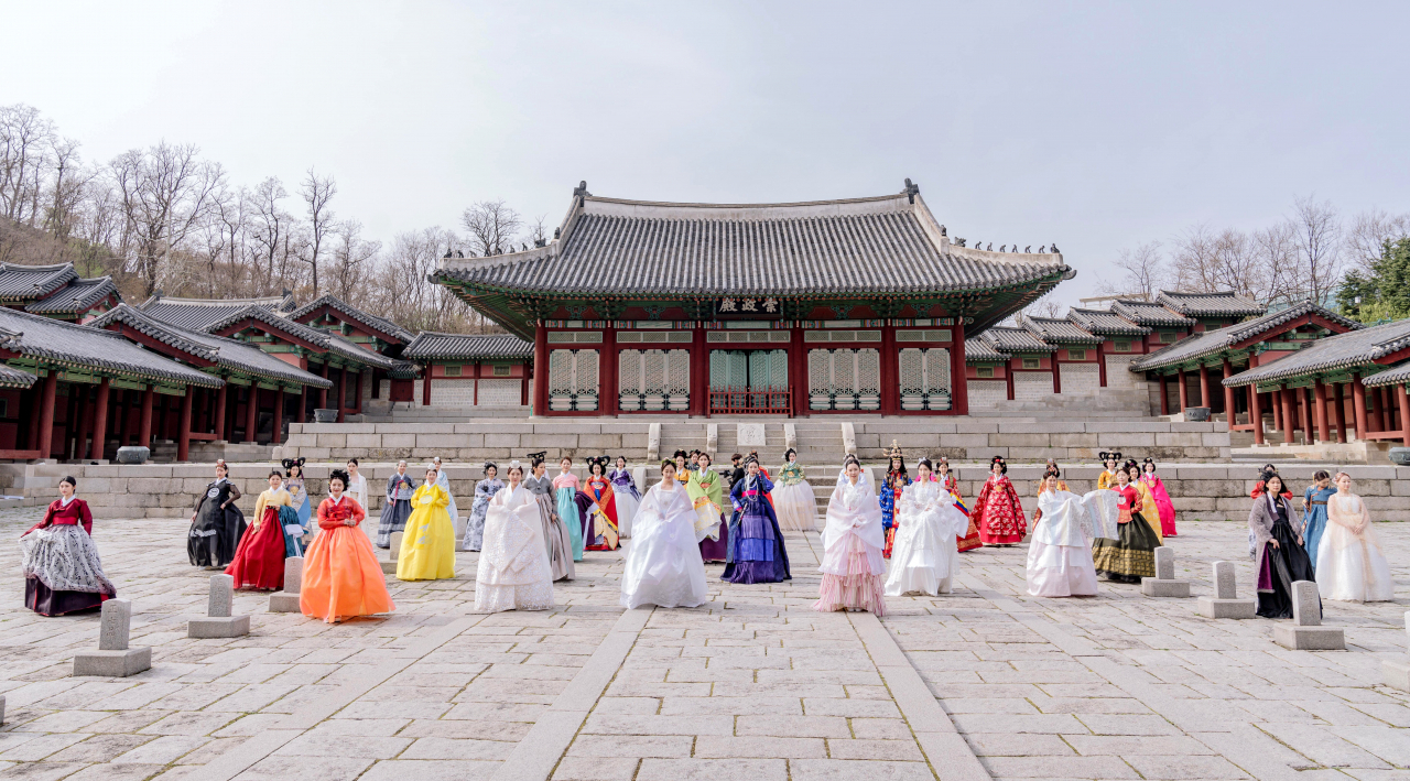 경희궁에서 열린 한복패션쇼의 아름다움은 초라하고 왜곡된 중국의 억지 짝퉁과는 비교가 되지 않는다.